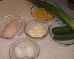 Салат из куриной грудки и кукурузы (с огурцом и яйцами)